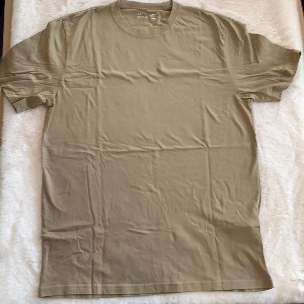 Under Armour Mens Large tan short sleeve shirt